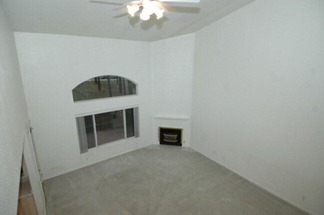 Building Photo - 3 Bedroom Townhome for Rent