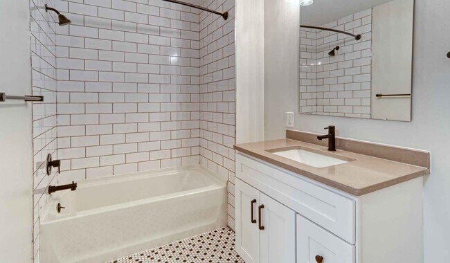 Los baños renovados con acabados de primera calidad están disponibles para su mejora. ¡Comunícate con el equipo de alquiler para obtener más información! - The Left Bank