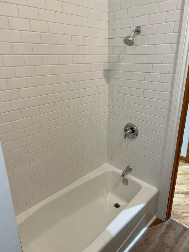 Bathroom - 1510 N Sedgwick St