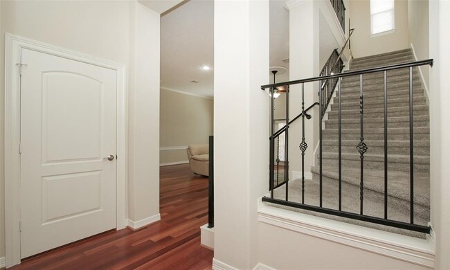Building Photo - 908 Garden Oaks Terrace
