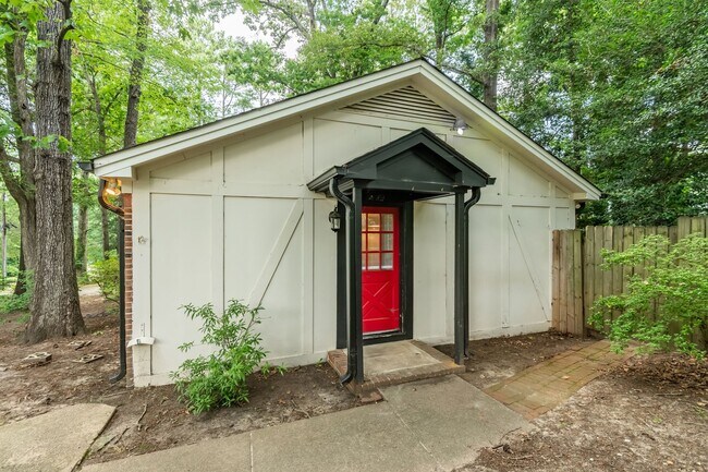 Building Photo - End unit Townhouse with large backyard: Av...