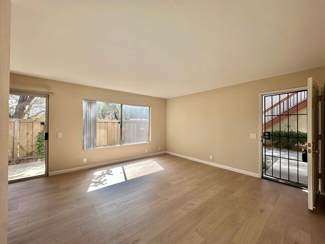 Foto del edificio - Newly Remodeled 2 Bedroom 2 Bath Near UTC ...