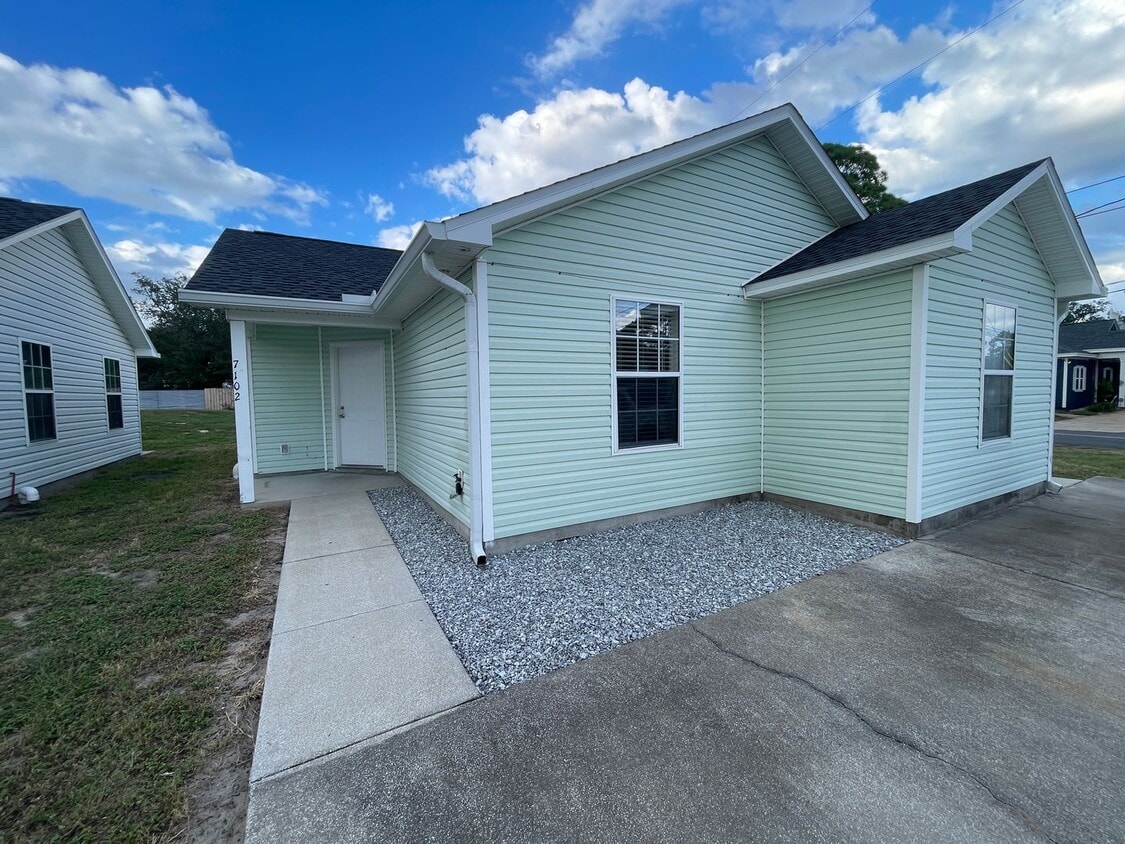Primary Photo - 7102 N Lagoon Dr