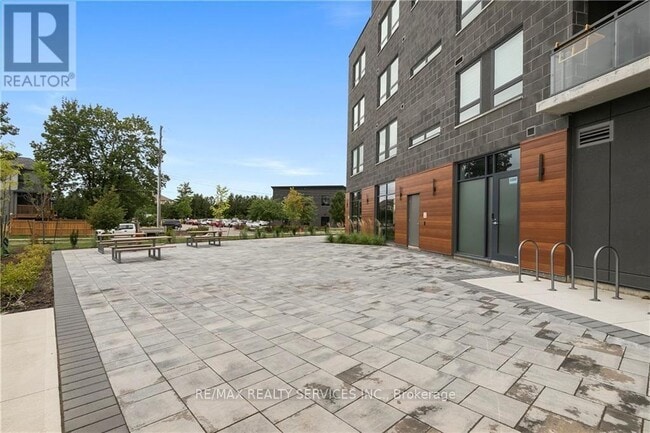Building Photo - 26 Lowes Rd W