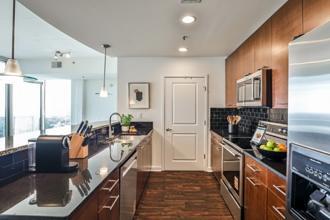 Building Photo - Luxury 28th Floor 2 Bedroom Condo For Leas...