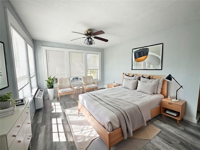 Foto del edificio - 704 Cordova Dr