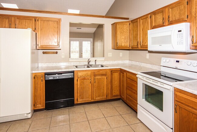 Foto del edificio - 3 Bedroom Ranch with Pond View in Pike Township