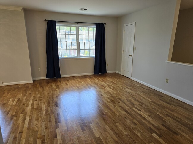 Living room - 13 Autumn Leaf Ct
