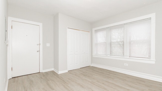 Building Photo - 2724 W Rosemont Ave