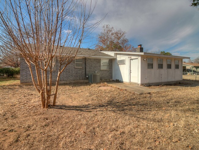 Building Photo - 1613 Pecan Ave