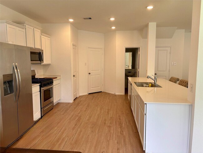 Building Photo - 2031 Iris Hls Ln