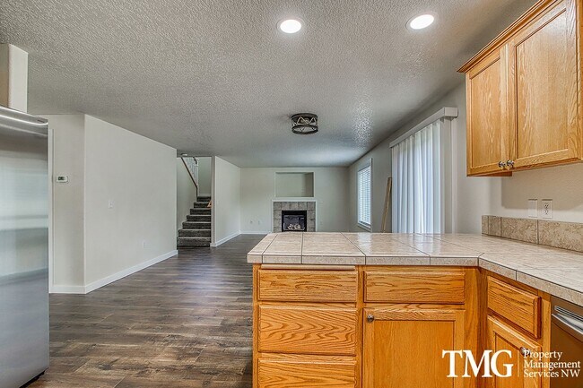 Building Photo - Freshly Updated 4BD Home in Great Ridgefie...