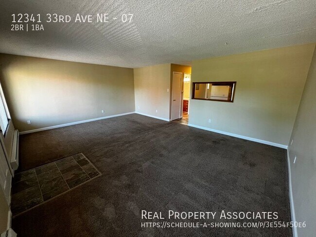 Building Photo - Pet friendly, top floor, 2 bed, 1 bath uni...