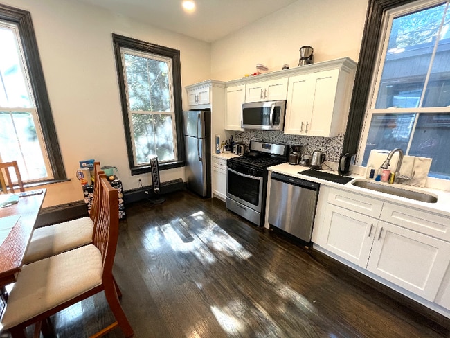 Foto del edificio - 79 Lloyd Ave