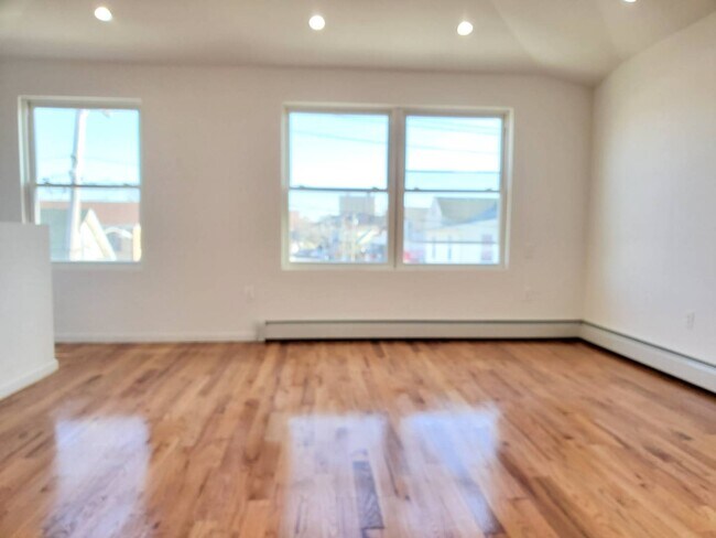 Building Photo - 437 B 28 St