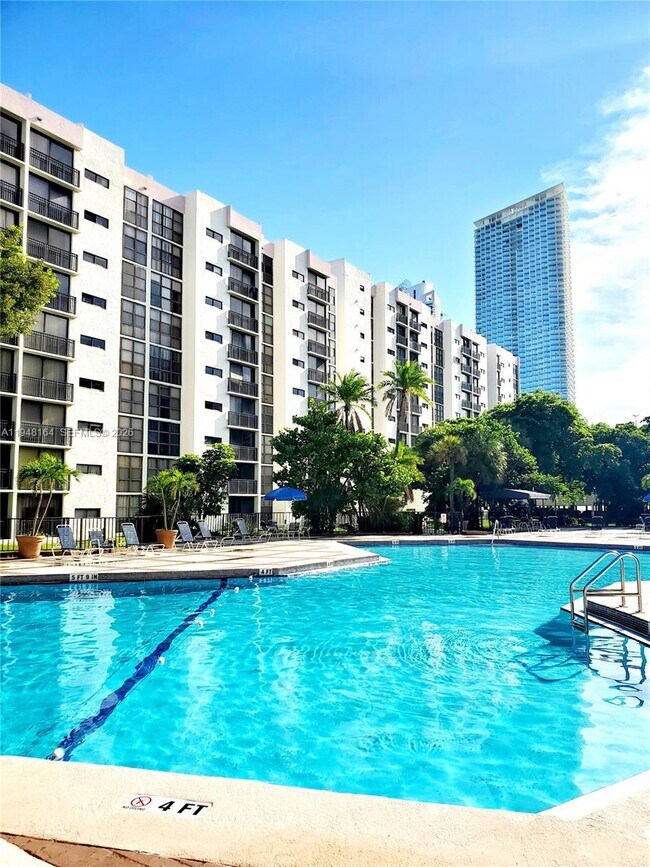 Foto del edificio - 17021 N Bay Rd