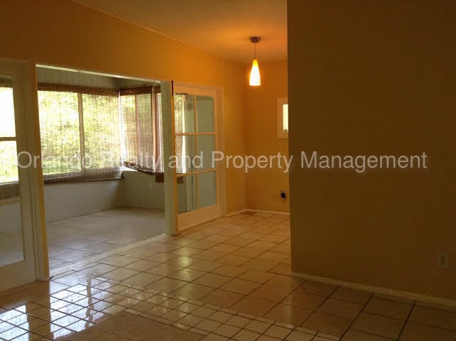 Building Photo - 5911 Yucatan Dr
