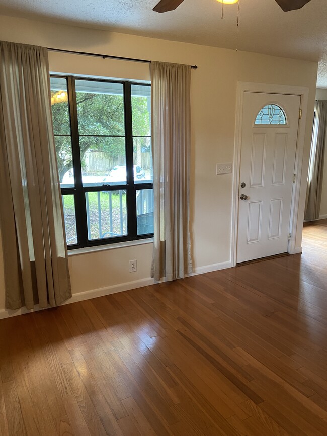 Living Room - 3002 E Brainerd St