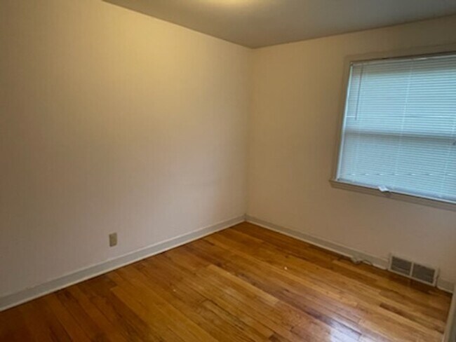 Foto del edificio - 2 bedroom 1 bath close to freeways and sho...