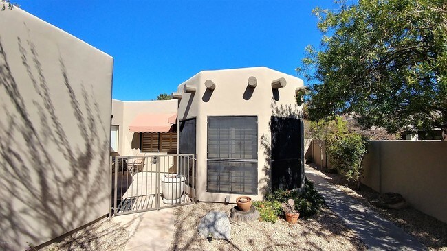 Building Photo - 4078 E Round Hill Dr