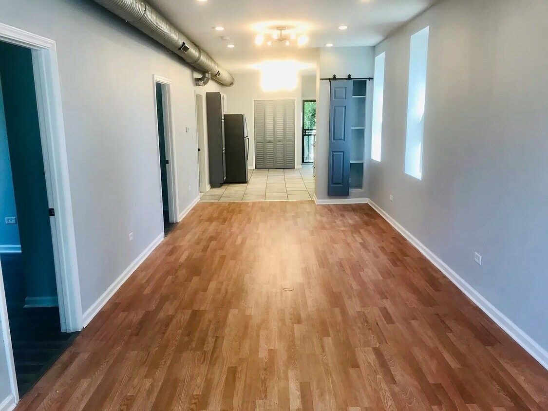 Foto principal - 9139 S Buffalo Ave