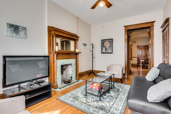Sala de estar - 1648 N Oakley Ave
