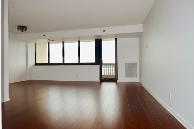 Building Photo - 1805 CRYSTAL Dr