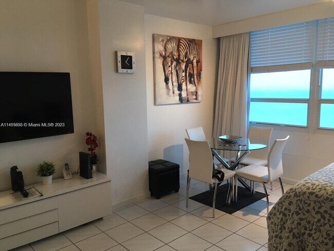 Foto del edificio - 5445 Collins Ave