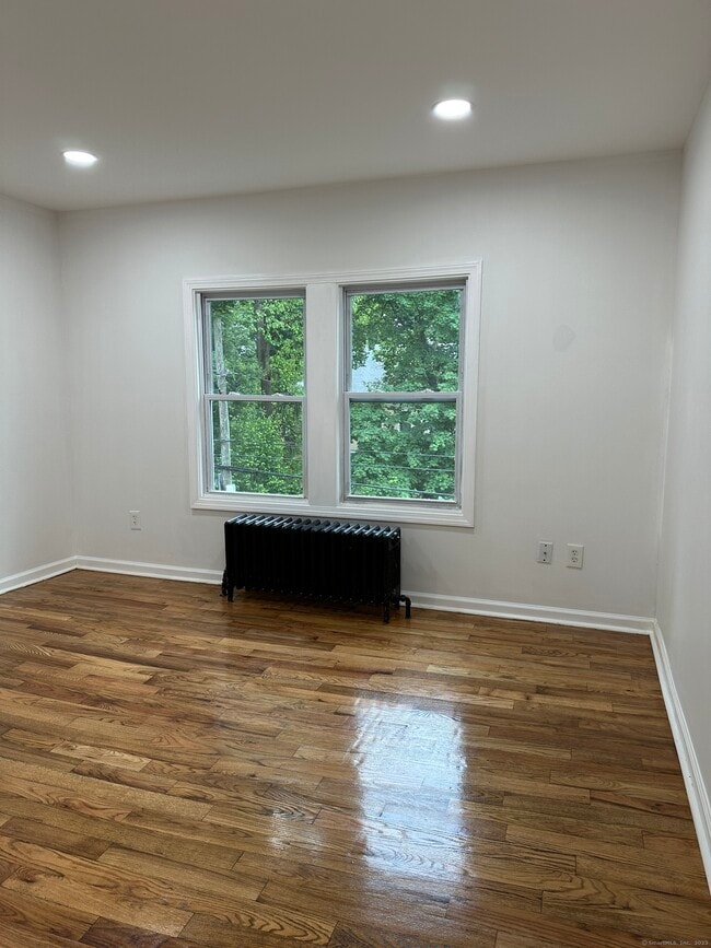 Building Photo - 483 Edgewood St