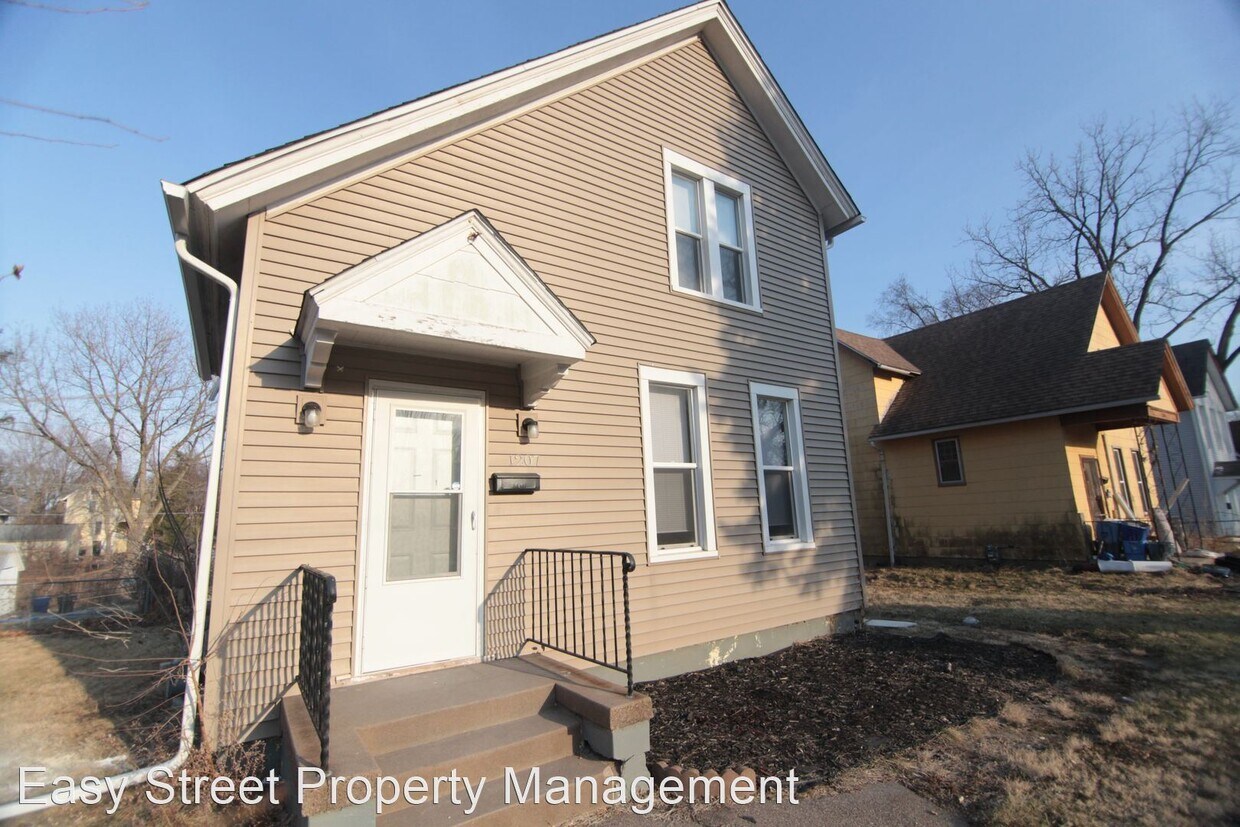 4 br, 1 bath House 1207 Tremont Ave House for Rent in Davenport, IA