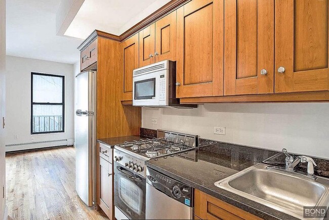 Building Photo - 437 W 54th St