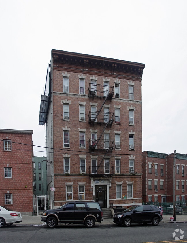 Primary Photo - 650 E 182nd St