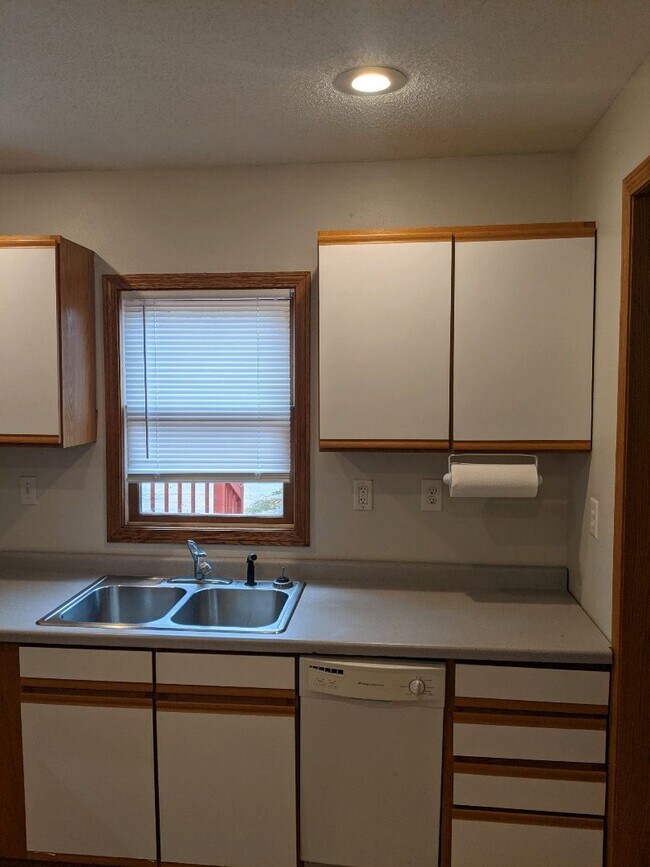 Building Photo - Centrally Located, Spacious Home - Rent In...