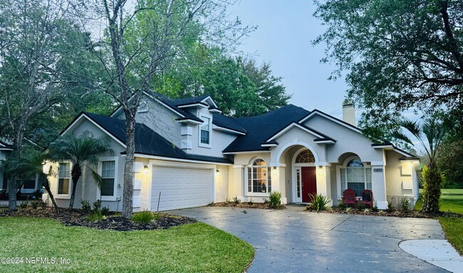 Foto del edificio - 1816 Creekwood Ln