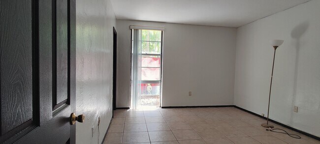 Foto del edificio - 6900 N Kendall Dr