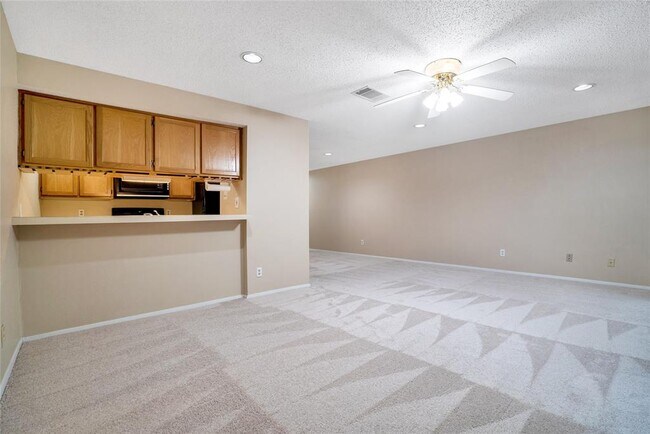 Building Photo - 3900 Aspen Dr