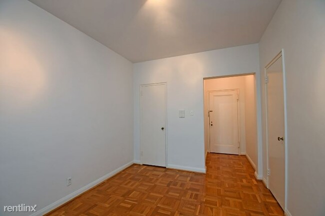 Building Photo - 1 br, 1 bath Condo - 2374 Madison Road