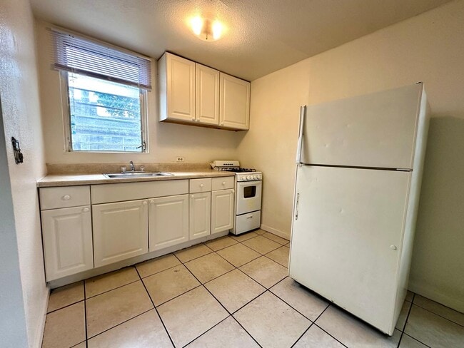 Building Photo - 610 33rd St