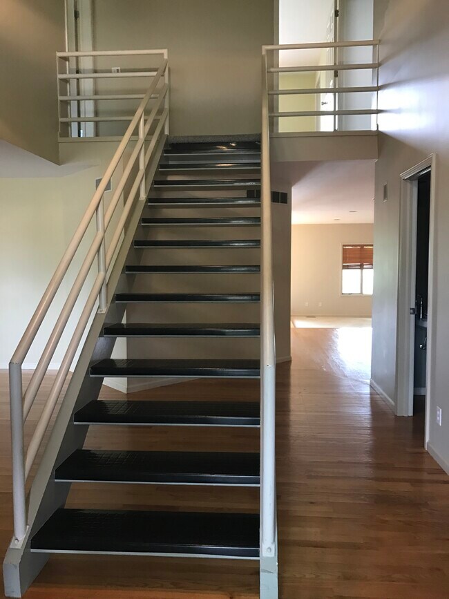 Entrada - 2704 Cherry Hills Dr