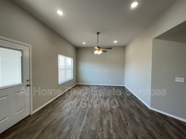 Building Photo - 218 W Canterbury Ln