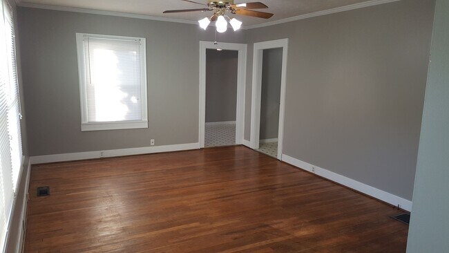 Foto del edificio - Fenced Backyard. Sunroom. Close to CNU.