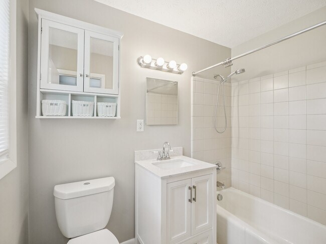 2 habitaciones, 2 baños - 1141 pies cuadrados - Baño - Morganton Arms Apartments