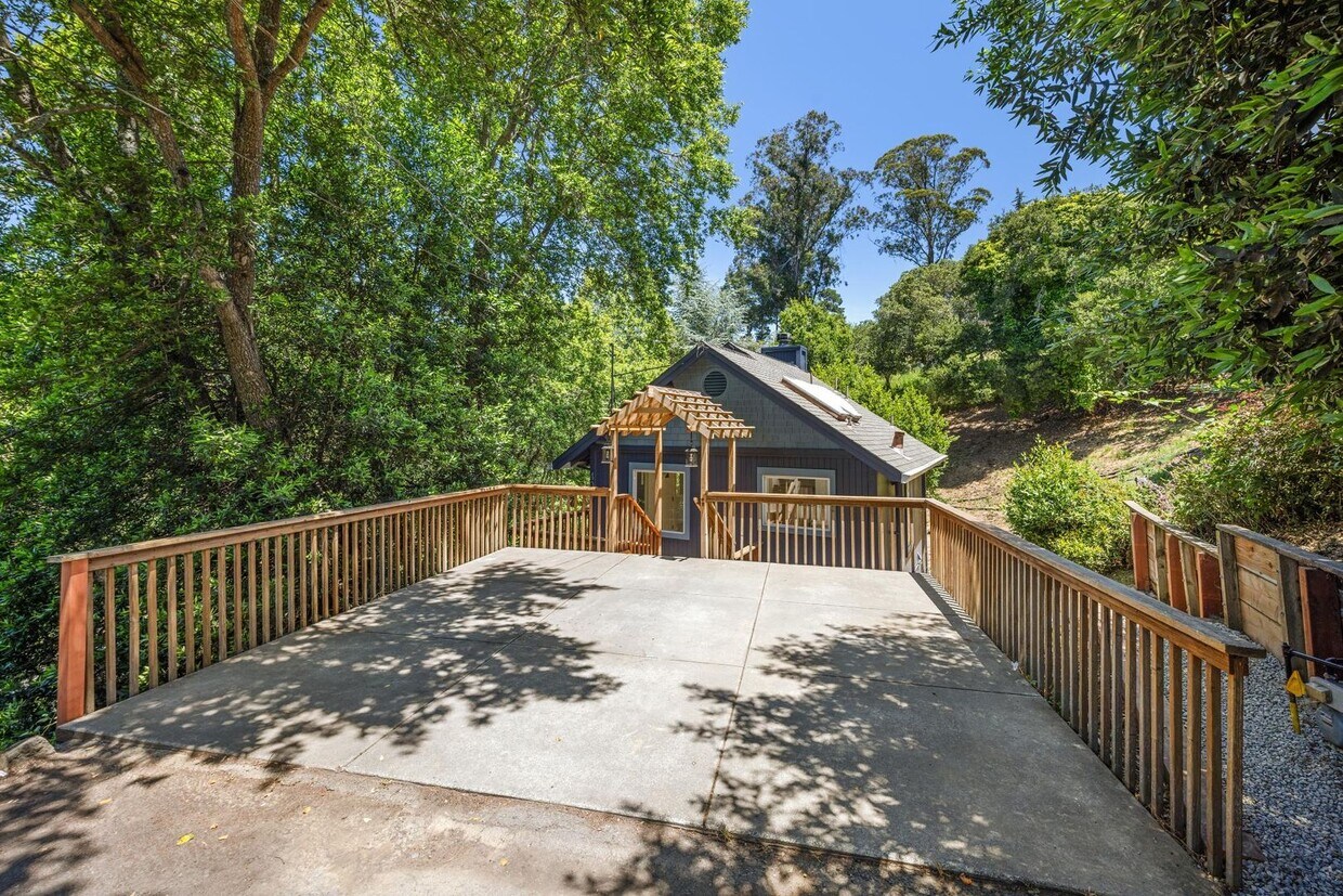 Foto principal - TWO BEDROOM ONE AND HALF BATH MILL VALLEY ...