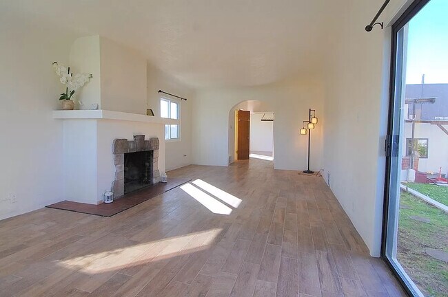 Spacious living room - 3110 Ocean Ave