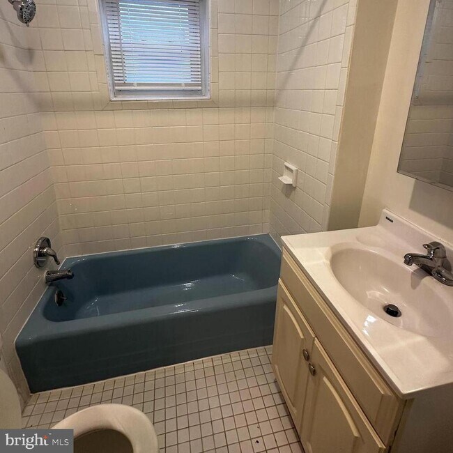 Building Photo - 1709 Christian St