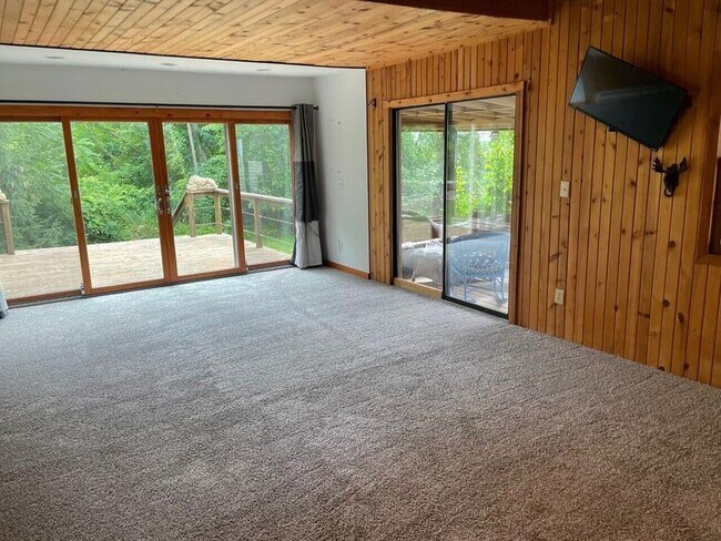 Building Photo - 2 Chamberlain St