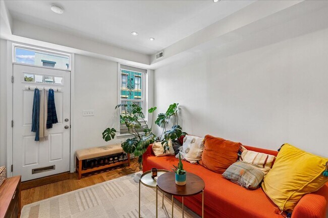 Building Photo - Charming 2 BR 1, 5 BA in the heart of the city near transportation