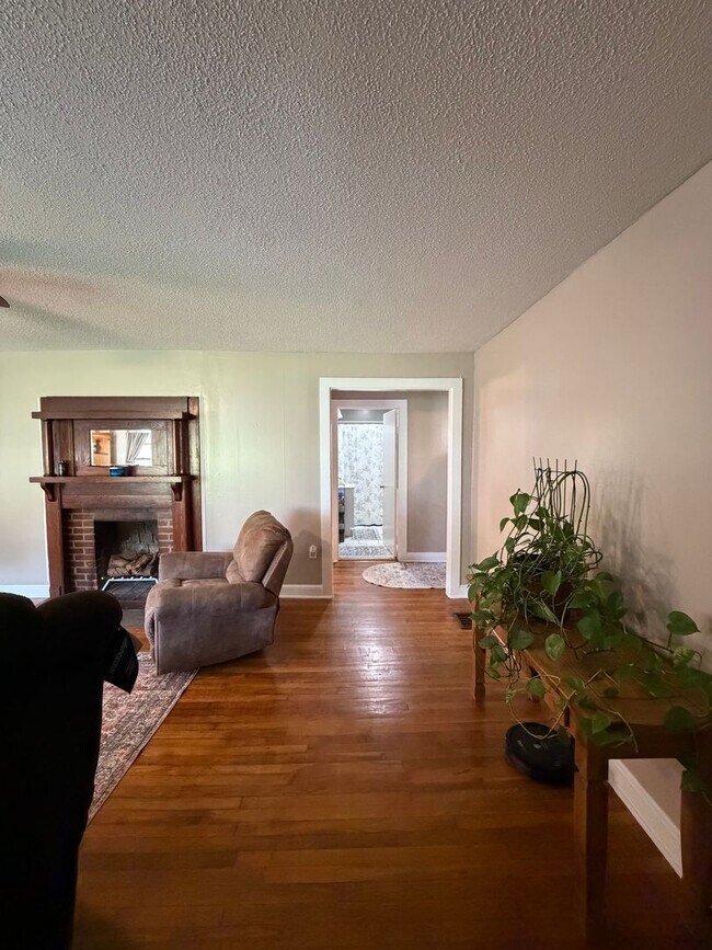 Building Photo - Charming Remodeled Farmhouse with Large Yard in Convenient Kingsport Location