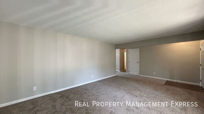 Building Photo - Newly Renovated 5 Bed Home w/ 2-Stall Garage