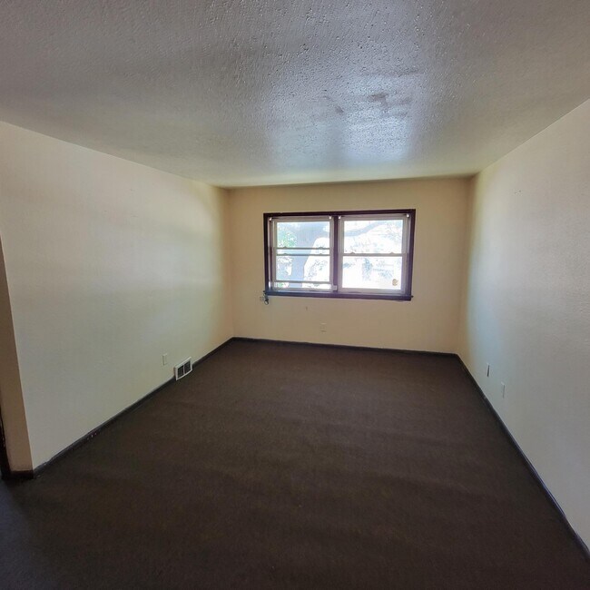 1429 W Atkinson Ave Unit 8, Milwaukee, WI 53206 Room for Rent in